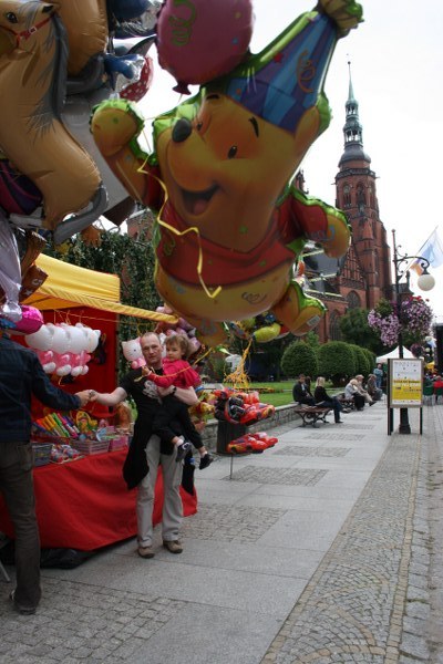 Dzieci paradowały z fantastycznie kolorowymi balonikami